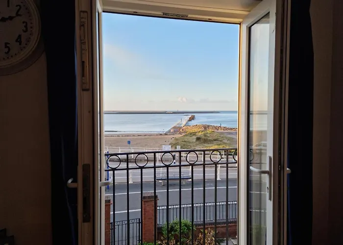 Beach View Couples Retreat Aberavon Beach Direct Seafront Panoramic Sea Views Large Driveway Parking